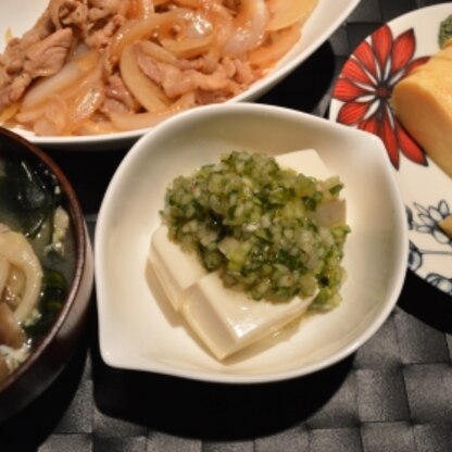 こんにちわ♪豆腐の上にかけました。晩酌のつまみ用で作ったので、玉ねぎと七味でピリリと仕上げました。
いつもの冷や奴が、2倍に美味しくなりました☆ごちそう様〜♥